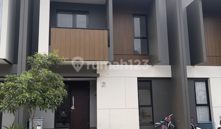 Disewakan Rumah Siap Huni di Sumarecone Crown Gading Bekasi Disewakan Rumah Siap Huni di Sumarecone Crown Gading Bekasi