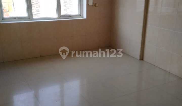 Rumah Luas, 3½ Lantai, Siap Huni, Jakbar 2