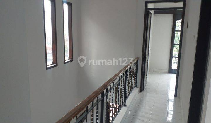 Rumah Bagus 2 Lantai Jual Bu Lokasi Strategis di Kota Wisata