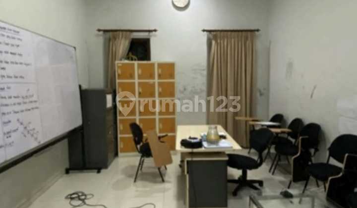 Large Luxurious Ready-to-Occupy House on Boulevard 2