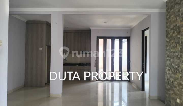 Rumah Sewa Besar Posisi di Hoek