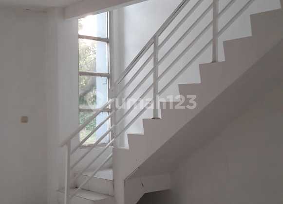 Rumah Posisi di Hoek Murah Perlu Renovasi 2