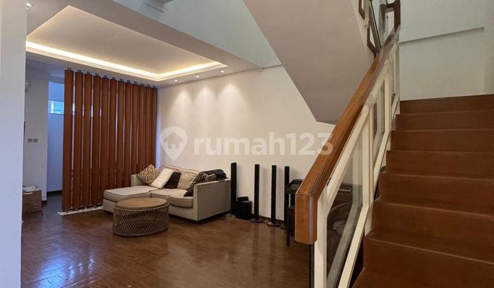 Luxurious House in Buah Batu, Featuring a Swimming Pool and Gym