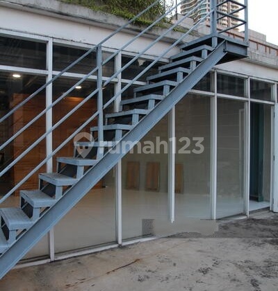 Gedung 3 Lantai, di Samping Lippo Mall Puri 4