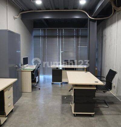 Gedung 3 Lantai, di Samping Lippo Mall Puri 5