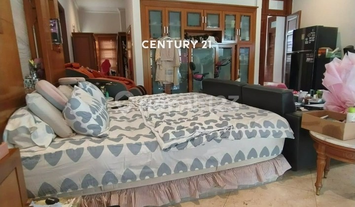 Luxury 2-Story House with Large Yard and Swimming Pool 6953 2