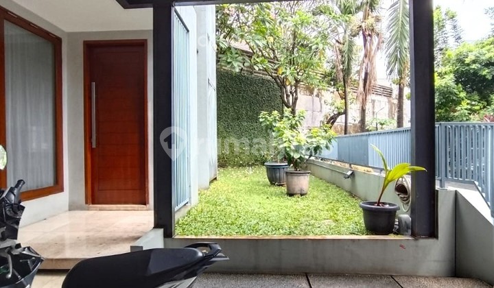 Rumah Minimalis Modern dengan Attic Room dan Rooftop 9404