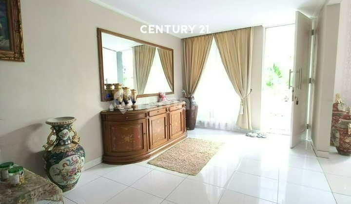 Rumah Cantik Terawat dengan Swimming Pool di Emerald 10017 Rumah Cantik Terawat dengan Swimming Pool di Emerald 10017