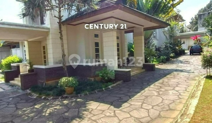 Luxury 2-Story House with Large Yard and Swimming Pool 6953