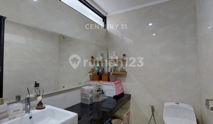 Hook House Next to Public Facility Park in Kebayoran Bintaro Jaya 3911 2