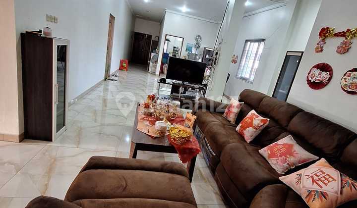 Asli Murah!!! Rumah 2Lt Lokasi Strategis!!! di Pinggir Jalan bisa untuk Usaha/Gudang, Duri Kepa Jakbar, LT 404Mtr, Hanya 7,98M