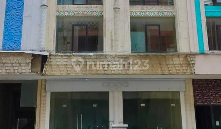 Ruko Gandeng 3 Lantai SHM Siap Huni Dekat Pusat Perbelanjaan di The Great Saladdin Square, Depok