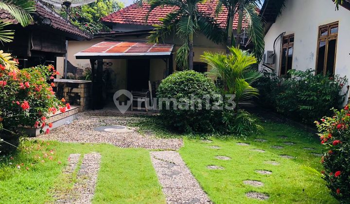 Djual Villa Yg Sangat Asri dengan Halaman Yg Luas Djual Villa Yg Sangat Asri dengan Halaman Yg Luas