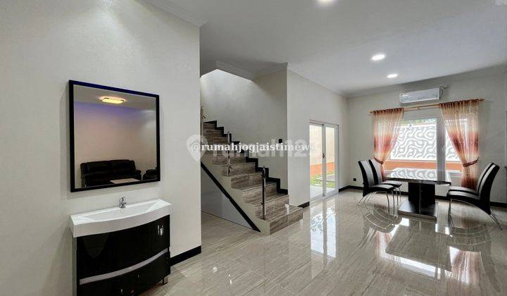 Rumah Baru Dengan Kolam Renang Full Furniture di Purwomartani  2