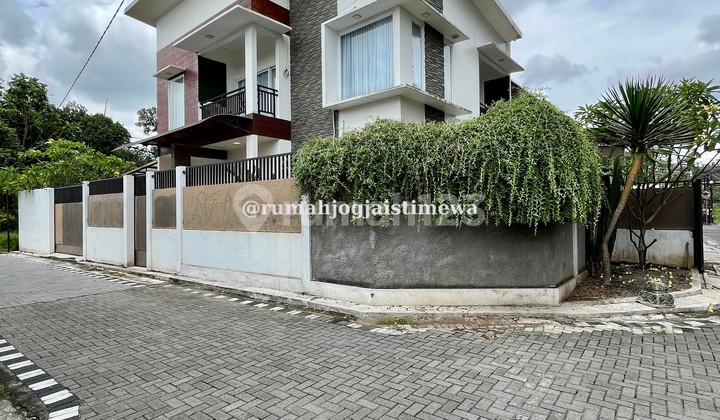 Rumah Dekat Hotel Hyatt & Al Azhar JL Palagan Km 8 Full Furniture