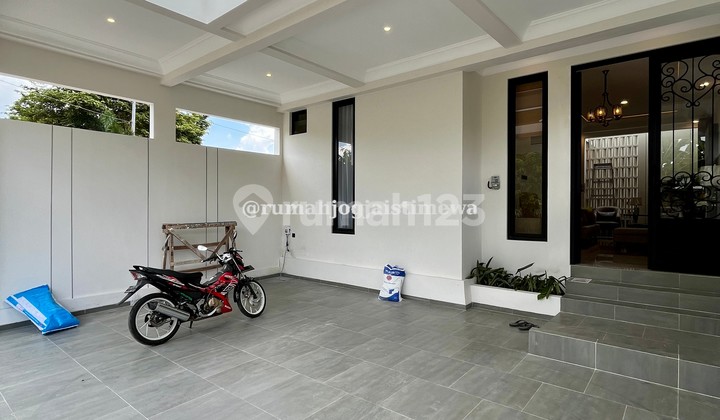 New Full Furniture American Classic Design House in Maguwoharjo New Full Furniture American Classic Design House in Maguwoharjo