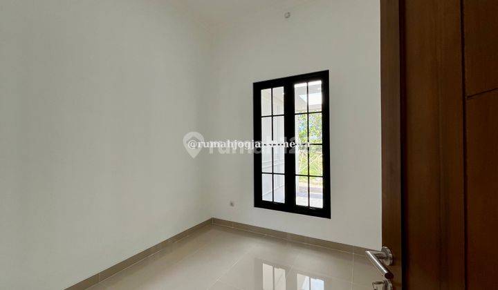 Rumah Baru Desain Klasik Mediterania Dekat Uii Jl Kaliurang Km 13 2