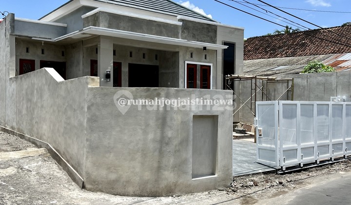 Rumah Baru di JL Letkol Subadri 8 Menit dari SCH dan Pemda Sleman