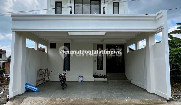 New Full Furniture American Classic Design House in Maguwoharjo New Full Furniture American Classic Design House in Maguwoharjo