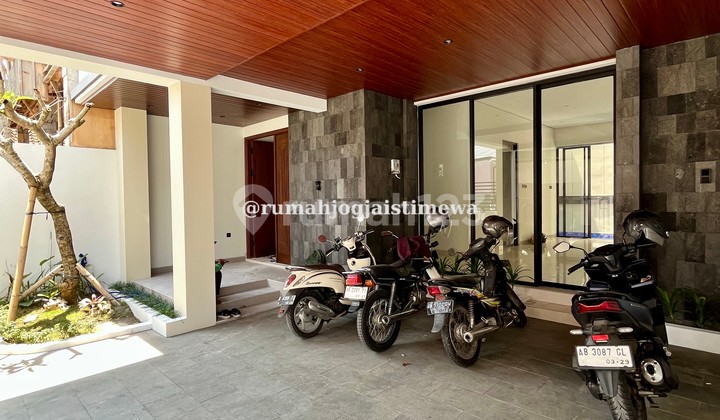Rumah Mewah Baru Dengan Kolam Renang di JL Palagan Km 7 Dekat UGM 2
