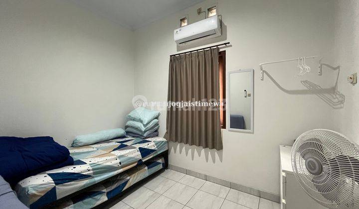 Rumah Dalam Perumahan di Jl Palagan Km 10 Furnished Halaman Luas 2