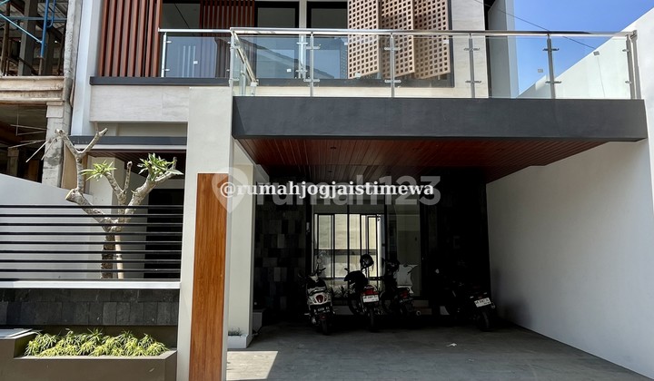 Rumah Mewah Baru Dengan Kolam Renang di JL Palagan Km 7 Dekat UGM Rumah Mewah Baru Dengan Kolam Renang di JL Palagan Km 7 Dekat UGM