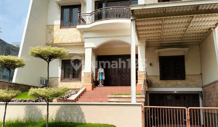 Classic Golf Hill House Ready to Occupy Premium Location 2