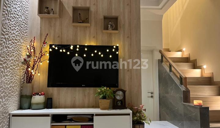 For Sale Tesla Hoek House, Neat & Ready to Live In 2