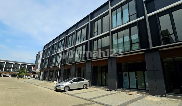 RUKO HAMPTON AVENUE IN GADING SERPONG, BUSY TRAFFIC, READY FOR BUSINESS.