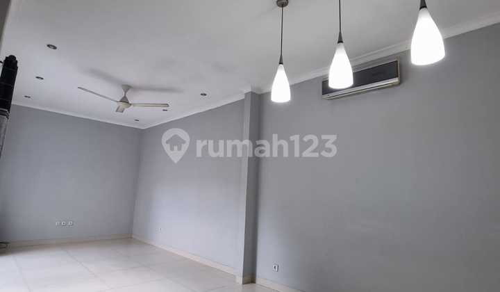 Beautiful House in BSD Delatinos, 2 Floors, Semi-Furnished, Ready to Occupy.