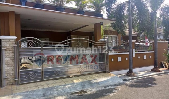 Rumah Dengan Kolam Renang di Villa Nusa Indah