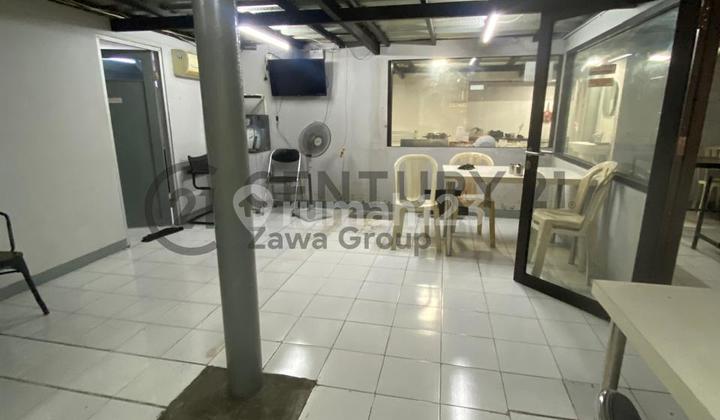 2.5-Story Shop House on Pasar Minggu Raya, Formerly Boarding House with Kitchen, for Sale Cheap