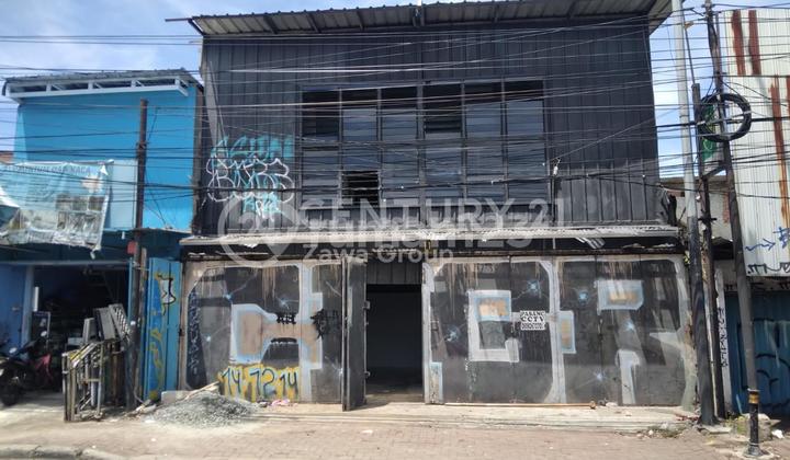 2.5-Story Shop House on Pasar Minggu Raya, Formerly Boarding House with Kitchen, for Sale Cheap