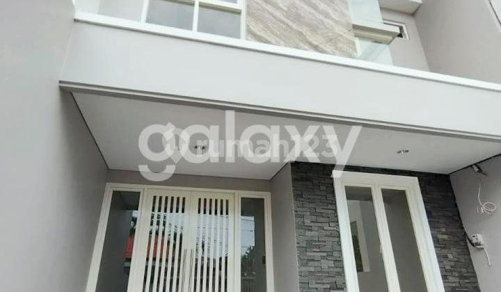 Jual Rumah Baru Manyar Tompotika Dekat Sekolah Petra 2