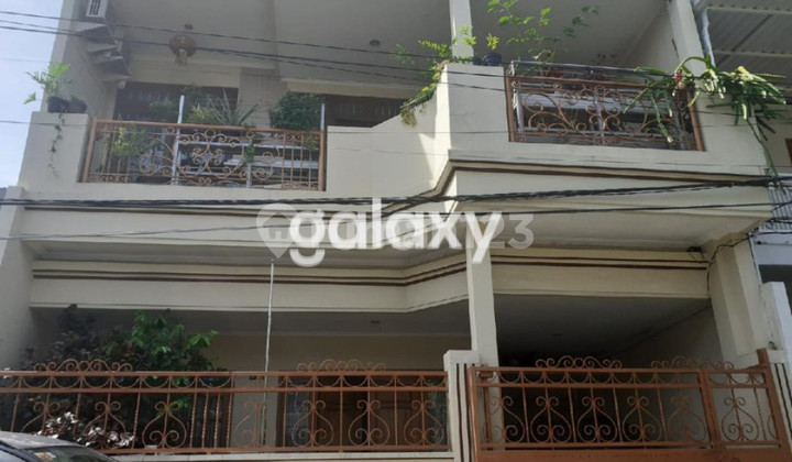 FOR SALE MOVE-IN READY HOUSE, SUITABLE FOR A BOARDING HOUSE IN SUTOREJO TENGAH 1