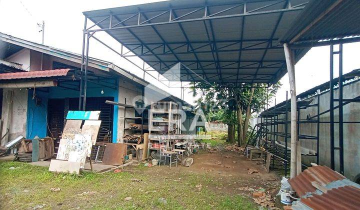 Dijual cepat sebidang tanah dan diatasnya berdiri usaha toko bahan bangunan  beserta isinya.  Lokasi  strategis di pinggir jalan  diderah pemukiman 1