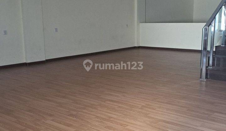 Rumah siap huni 3 lantai , dekat inti kota,  2