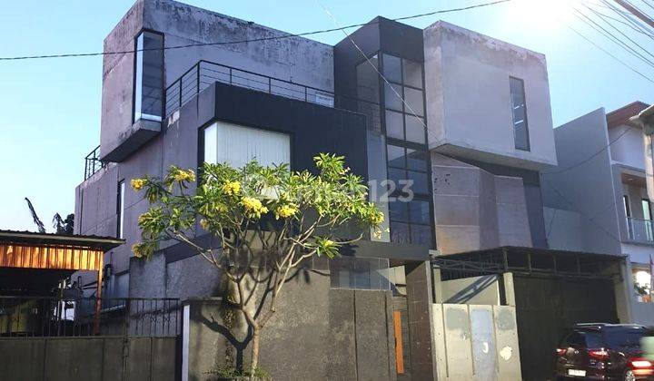 Rumah Mewah 3 Lantai Kolam Renang Di Medoho Raya 1