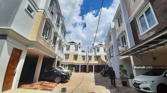 Dijual Townhouse 3 Lantai Lebih Luas Dan Stategis Di Jakarta Barat 1