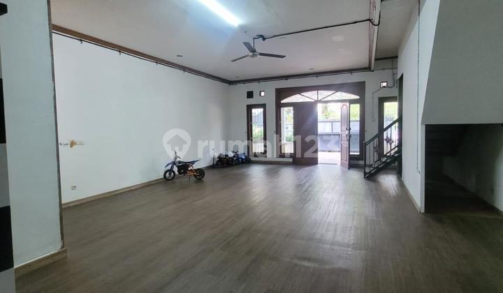 Ready-to-Occupy House Near the Park in Kebayoran Baru Area, South Jakarta Ready-to-Occupy House Near the Park in Kebayoran Baru Area, South Jakarta