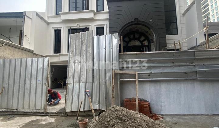 Brand New House Modern Classic dekat ke Senayan dan Pakubuwono, Kebayoran Baru Jakarta Selatan