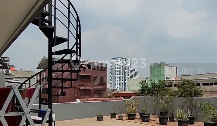 Rumah Luas Nyaman 6+1BR Furnished Di ManggaBesar Jakarta Barat Th 2