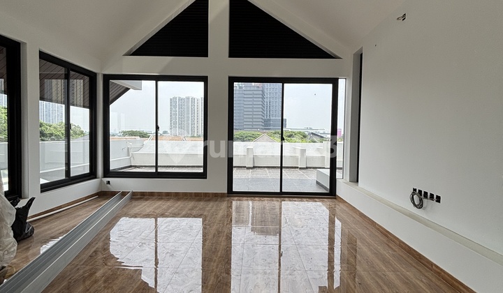 New Independent Building Split Level With Attic Room 2