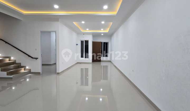 Rumah Brand New Dekat Sekolah Santa Ursula