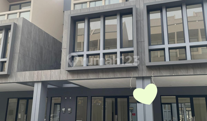 Delrey 3-Storey Shop House, Dimensions 6x15. Opposite IPEKA School, Very Busy Traffic, Affordable Rent.