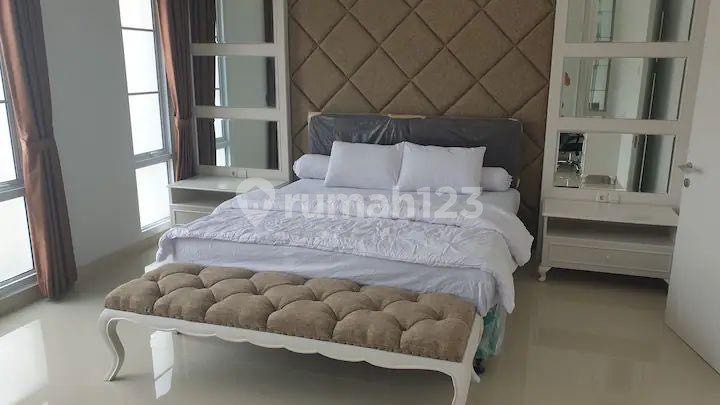 Rumah Mewah Full Furnished Posisi Hook dekat Hampton Avenue 2