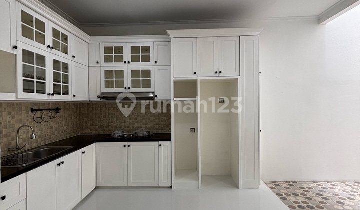 Ready-to-Occupy House in BSD Near Aeon Mall, Already SHM, Eligible for KPR Ready-to-Occupy House in BSD Near Aeon Mall, Already SHM, Eligible for KPR