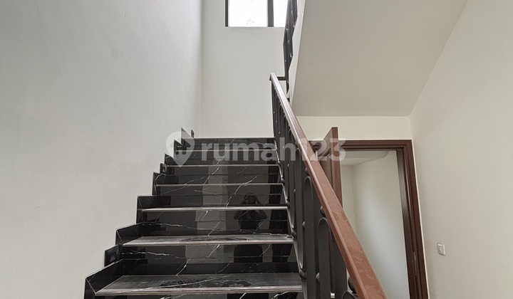 Rumah hook Bangunan Mandiri Brand New 2 lantai di BSD City Desain American Classic 2