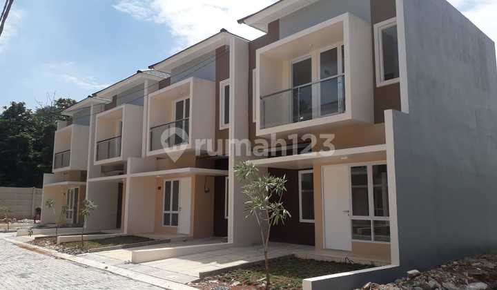 Rumah 2 lantai siap huni lokasi strategis nyaman dan damai  6