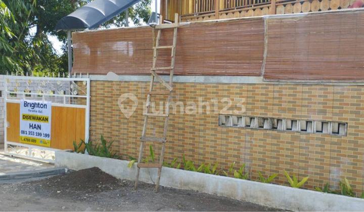 Villa Klasik Wooden Style Hadap Timur 2 Lantai 3 Kamar Taman Balkon Jimbaran